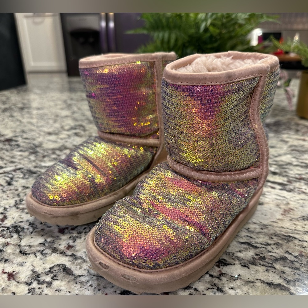 IRIDESCENT SEQUIN UGGS SIZE 11 Little Kid